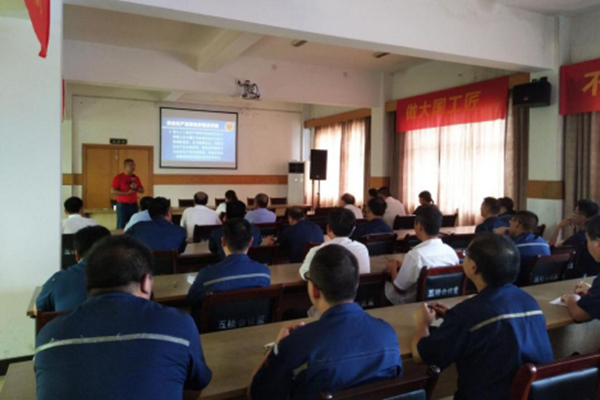 97国际集团对员工进行安全培训。